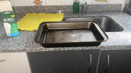 un fregadero con una sartén encima en 2 ambientes fundacion hospitalaria, en Buenos Aires