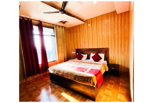 Gallery image of HOTEL M-A-Y-A Near Mall Road - Parking and Free Wifi Facilities - Hotel At Prime Location Spacious Room - Amazing valley views - BEST HOTEL in Mussoorie