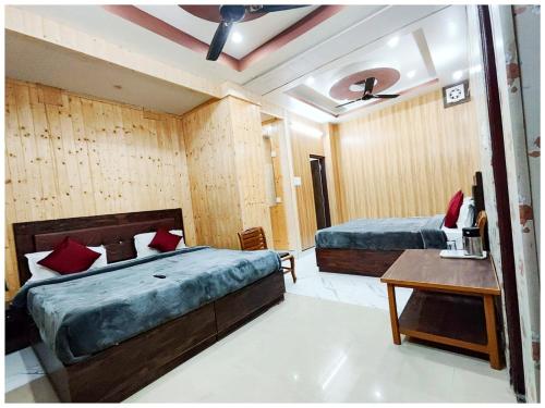 Gallery image of HOTEL M-A-Y-A Near Mall Road - Parking and Free Wifi Facilities - Hotel At Prime Location Spacious Room - Amazing valley views - BEST HOTEL in Mussoorie