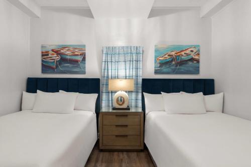 Кровать или кровати в номере Wyndham Garden Fort Walton Beach Destin