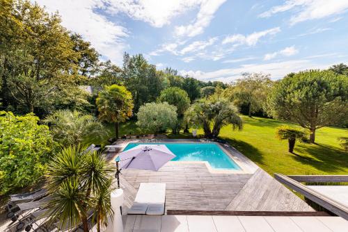 Piscina a Villa Markaly o a prop