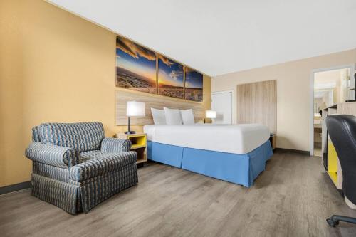 Ein Bett oder Betten in einem Zimmer der Unterkunft Days Inn by Wyndham Fort Wayne