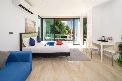 Ruang duduk di Kata Bliss 3-Story Pool Villa near Beach - UTK4