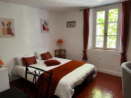 Postel nebo postele na pokoji v ubytování Au coeur du village provençal