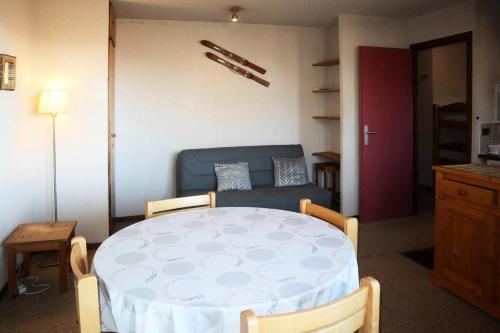 un salon avec une table et un canapé dans l'établissement Résidence Le Cairn - STUDIO 4 PERSONNES CENTRE STATION MAE-3821, aux Orres