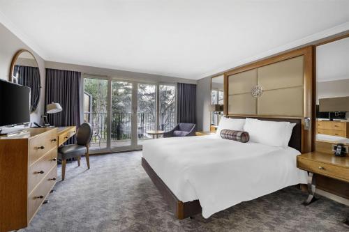 Postel nebo postele na pokoji v ubytování Hilton Grand Vacations Club Craigendarroch Suites Scotland