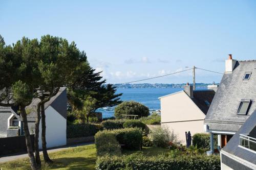une vue sur l'océan depuis une maison dans l'établissement L adresse rêvée Balcon vue mer, à Ploemeur