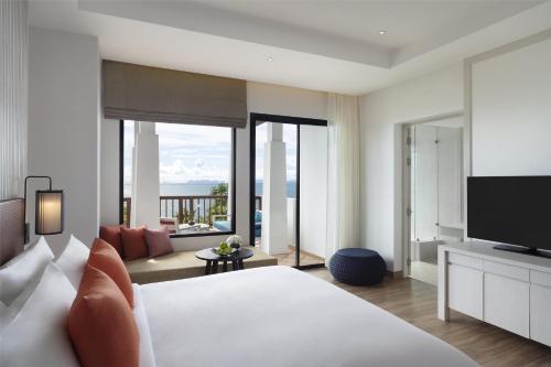 ein Schlafzimmer mit großem Bett und ein Wohnzimmer in der Unterkunft Avani Plus Koh Lanta Krabi Resort in Ko Lanta
