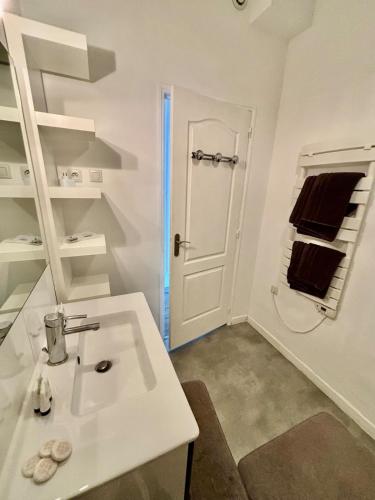Beautiful Renovated Apartment, Internet, Tram