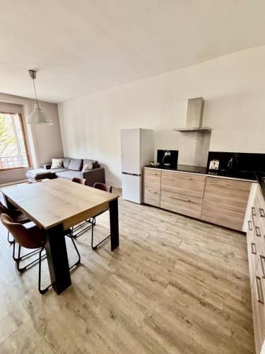 Beautiful Renovated Apartment, Internet, Tram