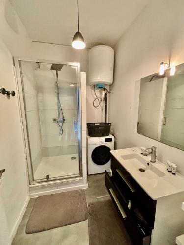 Beautiful Renovated Apartment, Internet, Tram