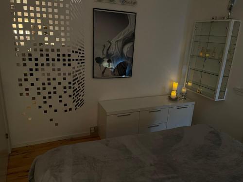 En eller flere senge i et værelse på Hygge apartament