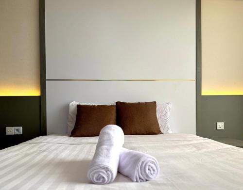 Katil atau katil-katil dalam bilik di Pollux Habibie Lvl 28 Sea View Studio with Gym, Pool and Netflix