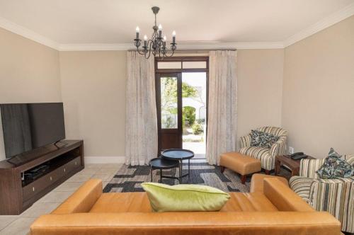 Χώρος καθιστικού στο Winelands Golf Lodges 13