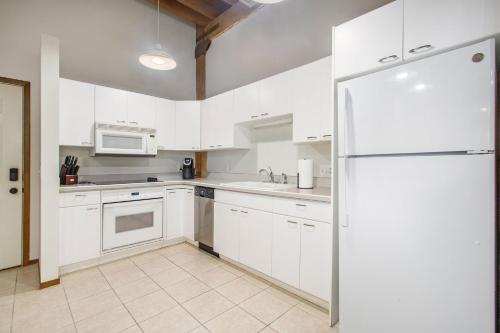 Кухня или мини-кухня в Downtown and Waterfront 2BDR Condo in Grand Haven 110
