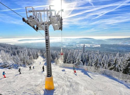 a ski lift with people on a ski slope at bergwärts in Bischofsgrün
