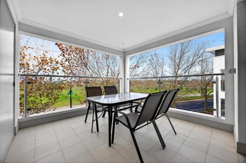 Balkoni atau teres di Modern Coastal Retreat 2BR Apt in Rockingham