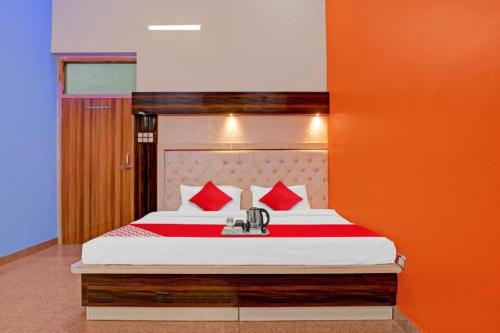 um quarto com uma cama grande com travesseiros vermelhos em VARANASI HOTEL JSB PALACE -Near Kasi Vishwanath Temple #Fully Air Conditioning #Free Wi-Fi #Parking #Room Service #Best Hotel In Varanasi em Varanasi