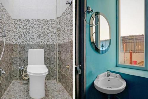 um banheiro com um vaso sanitário, uma pia e um espelho em VARANASI HOTEL JSB PALACE -Near Kasi Vishwanath Temple #Fully Air Conditioning #Free Wi-Fi #Parking #Room Service #Best Hotel In Varanasi em Varanasi