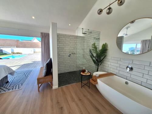 Koupelna v ubytování Oceanfront Oasis - Private pool and Solar