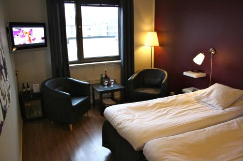 Ένα ή περισσότερα κρεβάτια σε δωμάτιο στο Centralhotellet