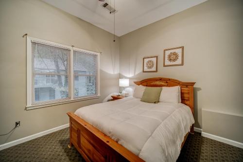 Katil atau katil-katil dalam bilik di Hibernation Station - Community Amenities Wooded Views