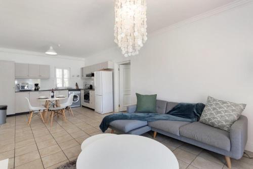 a living room with a couch and a kitchen at Winelands Golf Lodges 18 in Stellenbosch