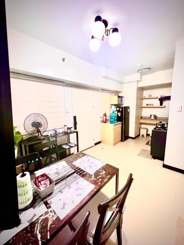 Una cocina o cocineta en Angels Place The Atherton, Manila Condo Near Airport