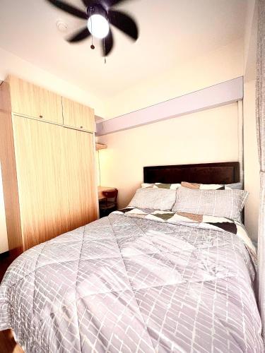 Una cama o camas en una habitación de Angels Place The Atherton, Manila Condo Near Airport