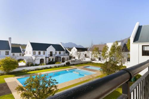 Swimmingpoolen hos eller tæt på Winelands Golf Lodges 20