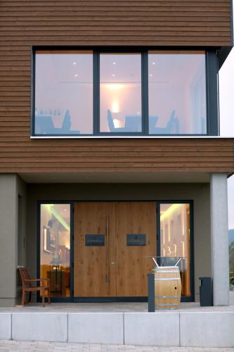a building with a wooden door and a table at Vögelis WeinNest in Landau in der Pfalz