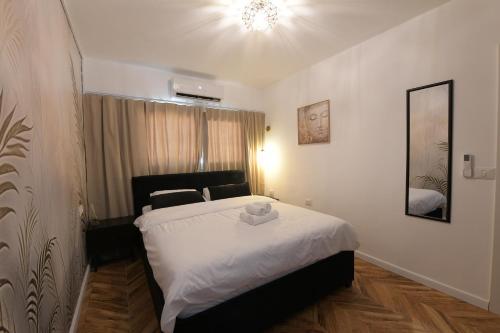 a bedroom with a bed and a chandelier at La Bonita Eilat Amazing Pool in Eilat