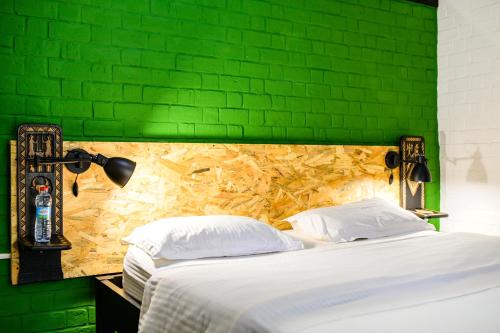 Voodi või voodid majutusasutuse Le Chat'o Park Hotel Ivato Airport NAVETTE GRATUITE H24 toas