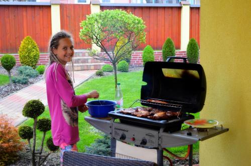 Gril pre hostí v horskej chate