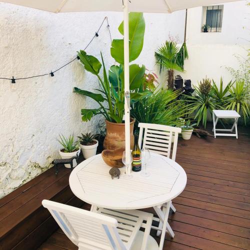Studio with Jardin Tropical Terrasse - center city - Beach 150m