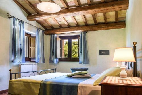 a bedroom with a bed with a lamp on a table at Casalantico in Corinaldo