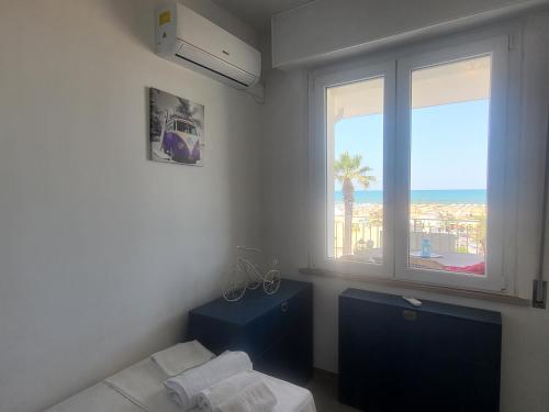 une chambre avec un lit et une fenêtre avec vue dans l'établissement Sea Home Sunrise, à Tortoreto Lido