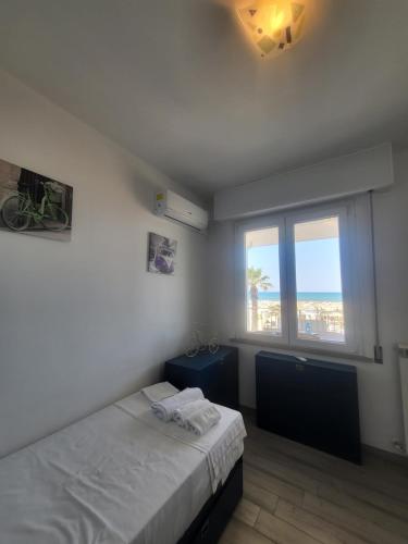 une chambre avec un lit et une grande fenêtre dans l'établissement Sea Home Sunrise, à Tortoreto Lido