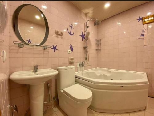 Un baño con bañera, inodoro y lavabo. en Дача 3 спальни У Моря Бузовны, en Mardakan