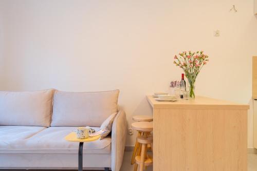 una sala de estar con un sofá y una mesa en Laguna Beskidów Resort - Studio Comfort, en Zarzecze