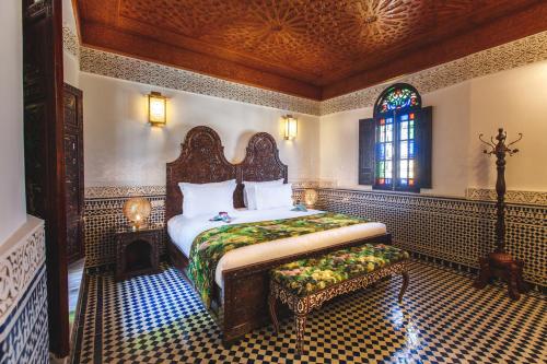 Ένα ή περισσότερα κρεβάτια σε δωμάτιο στο Riad Fes Maya Palace & Spa