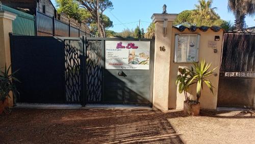a gate to a house with a sign on it at Rêve D'azur plage de la Nartelle studio 20m2 avec piscine partagée, parking Barbecue, draps inclus à la Nartelle in Sainte-Maxime