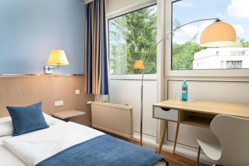 Postel nebo postele na pokoji v ubytování NOVALIS Hotel by AURUM Dresden