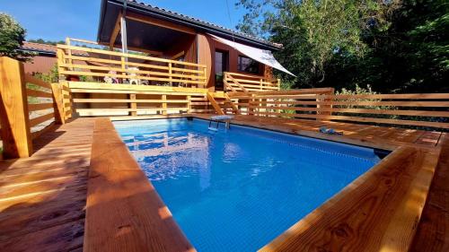une piscine devant une maison dans l'établissement Maison et piscine bien située en sud ardeche très grand jardin, à Saint-Paul-le-Jeune