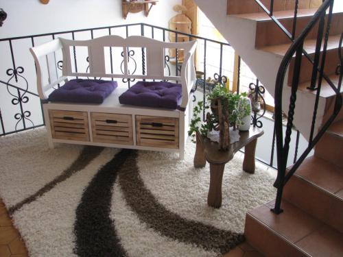 Habitación con cama con almohadas moradas. en Haus Pfeifenberger, en Zederhaus