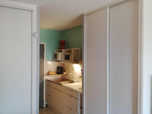 Photo de la galerie de l'établissement Studio équipé pour 2 pers, loggia, vue parc, centre-ville. - FR-1-785-20, à Balaruc-les-Bains