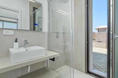 Mirtina Home - by And service في Casa Tamponi: حمام مع حوض ودش زجاجي