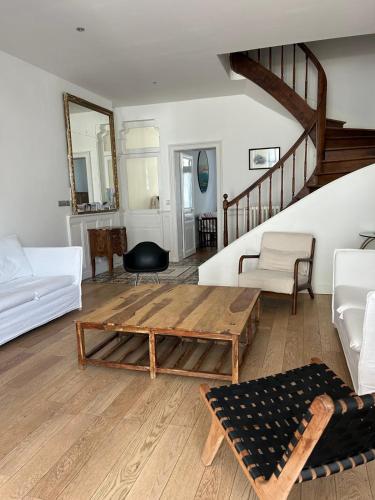 un salon avec une table basse et un canapé dans l'établissement 