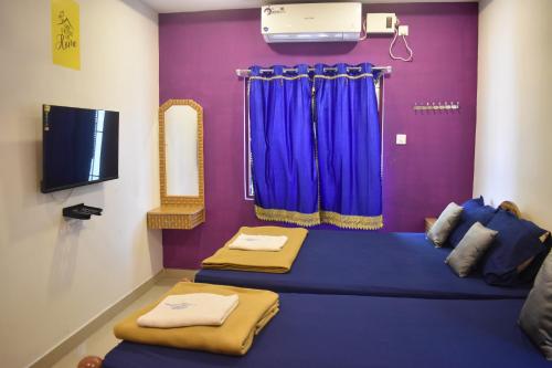 TV a/nebo společenská místnost v ubytování Aishwaryam home stay