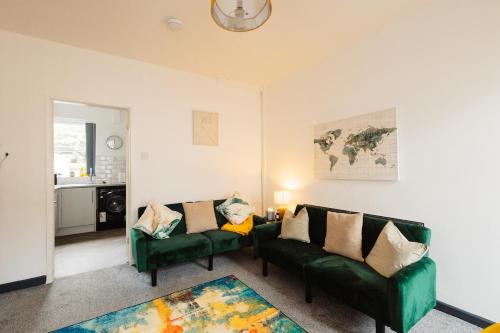 Χώρος καθιστικού στο Stylish Boho Home, Contractors, 6 Beds, Garden and Free Parking